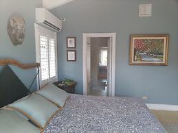 Buttonwood Bliss: Lux Condo With Amenities