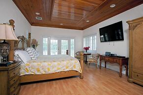 Buttonwood Bliss: Lux Condo With Amenities