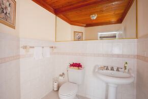 Buttonwood Bliss: Lux Condo With Amenities