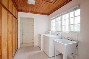 Buttonwood Bliss: Lux Condo With Amenities