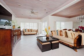 Buttonwood Bliss: Lux Condo With Amenities