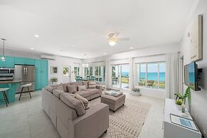 Seaside Escape: Luxurious Coastal Retreat