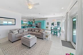 Seaside Escape: Luxurious Coastal Retreat