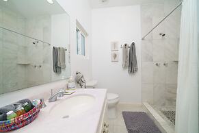 Seaside Escape: Luxurious Coastal Retreat