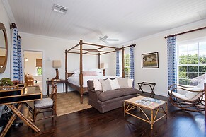 Hilltop Haven: Luxurious Historic Estate With Harbor Views