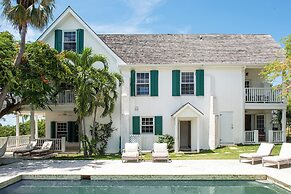 Hilltop Haven: Luxurious Historic Estate With Harbor Views