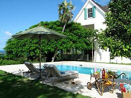 Hilltop Haven: Luxurious Historic Estate With Harbor Views