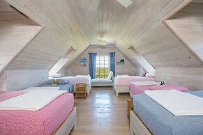 Hilltop Haven: Luxurious Historic Estate With Harbor Views