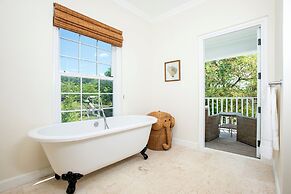 Hilltop Haven: Luxurious Historic Estate With Harbor Views