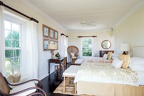 Hilltop Haven: Luxurious Historic Estate With Harbor Views