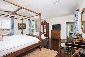 Hilltop Haven: Luxurious Historic Estate With Harbor Views