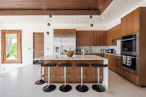 Oceanfront Oasis: Renovated Villa With Pool