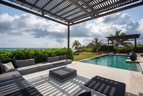 Oceanfront Oasis: Renovated Villa With Pool