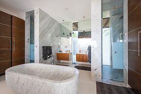 Oceanfront Oasis: Renovated Villa With Pool