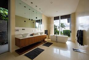 Oceanfront Oasis: Renovated Villa With Pool