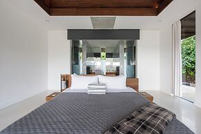 Oceanfront Oasis: Renovated Villa With Pool