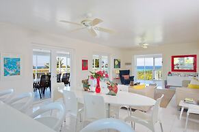 Coastal Comfort: Charming Cottage With Private Pool