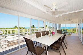 Coastal Comfort: Charming Cottage With Private Pool