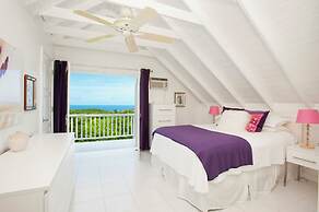 Coastal Comfort: Charming Cottage With Private Pool