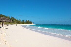 Buttonwood Bliss: Lux Condo With Views