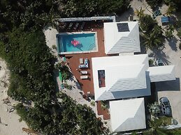 Touch Of Class Cottage: Beachfront Oasis