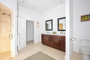 Luxury Villa: Private Beachfront Escape