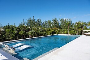 Luxury Villa: Private Beachfront Escape