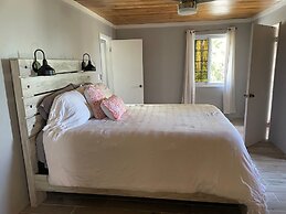 Caribbean Retreat: Newly Remodeled Beach House With Pool