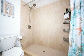 Harbour Island Haven: Newly Remodeled Cottage Near Pink Sands Beach
