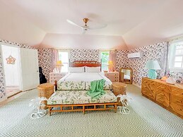 Villa Oasis: Newly Remodeled Luxury Villa With Pool & Private Garden