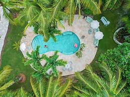 Villa Oasis: Newly Remodeled Luxury Villa With Pool & Private Garden