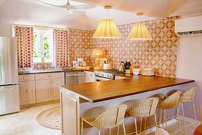Villa Oasis: Newly Remodeled Luxury Villa With Pool & Private Garden
