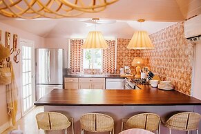 Villa Oasis: Newly Remodeled Luxury Villa With Pool & Private Garden