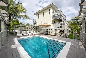 Pink Sand Paradise: Cozy Beachfront Cottage