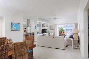 Tropical Getaway: Compound Near Saunders Beach