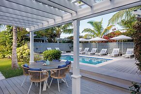 Tropical Getaway: Compound Near Saunders Beach