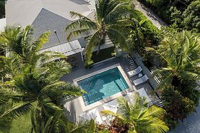 Tropical Getaway: Compound Near Saunders Beach