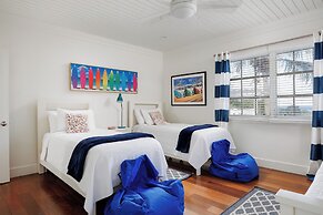 Tropical Getaway: Compound Near Saunders Beach