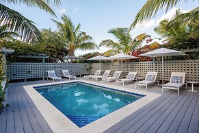 Tropical Getaway: Compound Near Saunders Beach