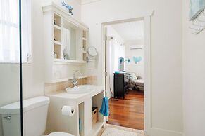 Tropical Getaway: Compound Near Saunders Beach