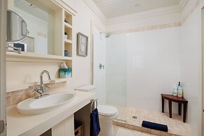 Tropical Getaway: Compound Near Saunders Beach