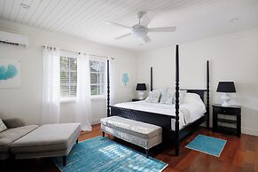 Tropical Getaway: Compound Near Saunders Beach