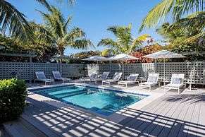 Tropical Getaway: Compound Near Saunders Beach