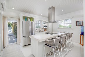 Tropical Getaway: Compound Near Saunders Beach