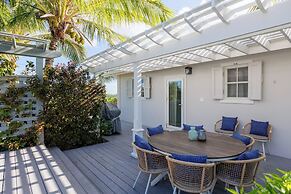 Tropical Getaway: Compound Near Saunders Beach