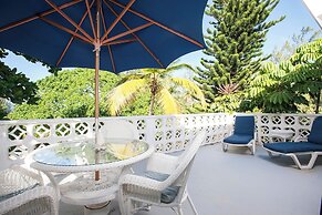 Oceanfront Oasis: Contemporary Villa With Pool