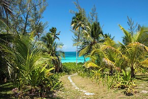 Oceanfront Oasis: Contemporary Villa With Pool