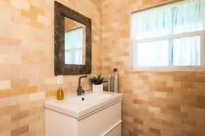 Island Escape: Secluded Beachfront Cottage With Pool