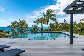 Island Escape: Secluded Beachfront Cottage With Pool