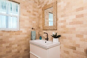 Island Escape: Secluded Beachfront Cottage With Pool